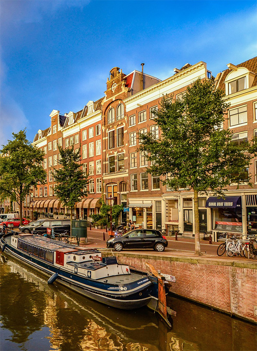 Woning verhuren in Amsterdam sfeerbeeld gracht in de zon